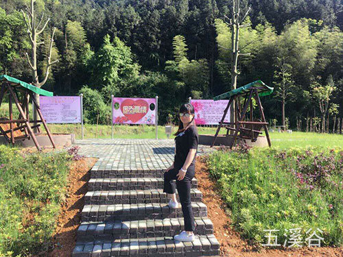 因?yàn)閻矍槁?lián)誼活動(dòng)