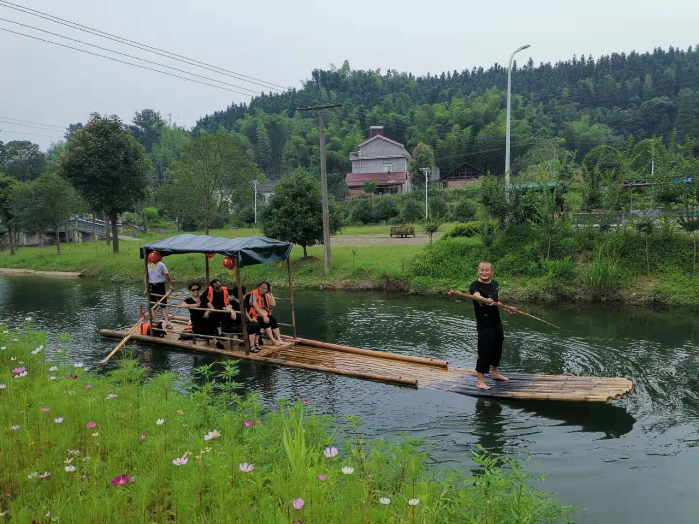 小小竹排，水中游